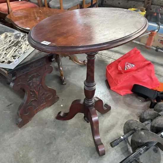 Colonial planter stand