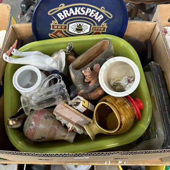 Collectable pottery and trays etc