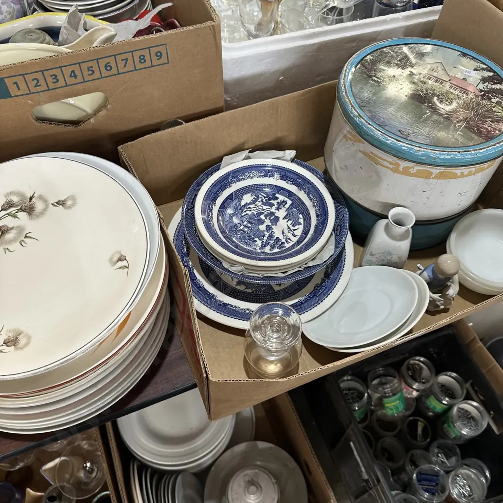 Willow pattern, tins and crockery Image 1++