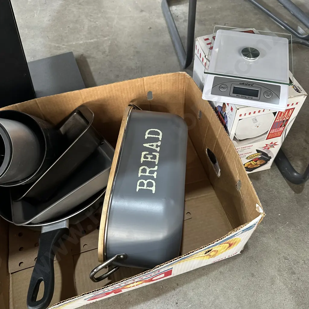 Kitchenware inc scales & bread bin Image 1++