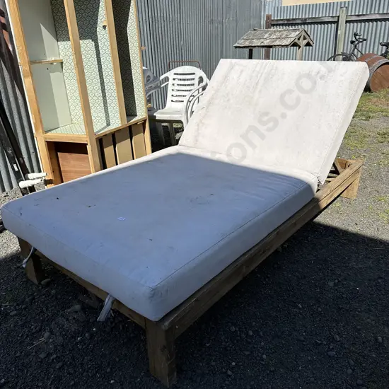 Outdoor lounger