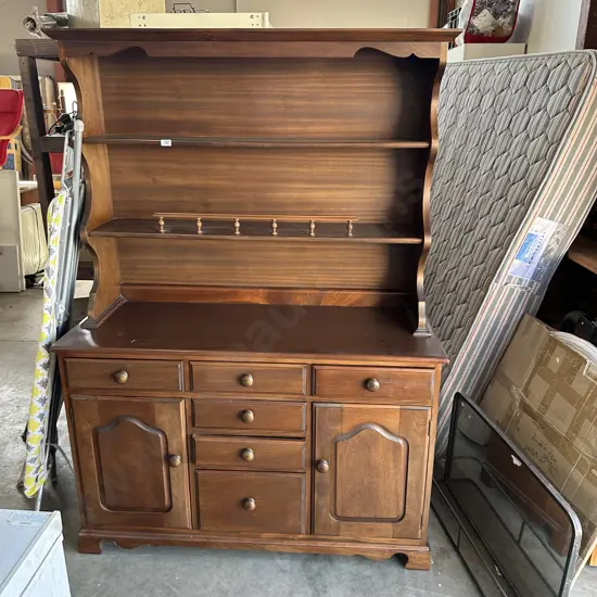 Hutch dresser
