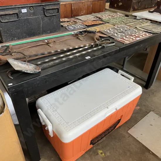 Black extendable table