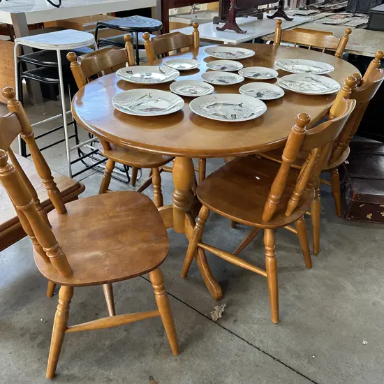 Table and 6 chairs, good condition