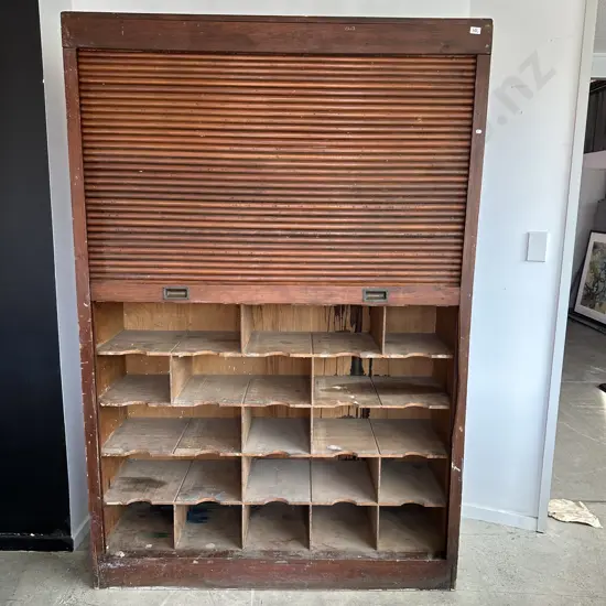 Colonial roll front pigeon hole unit