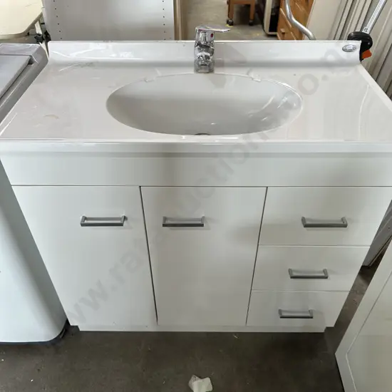 Free standing vanity unit