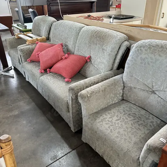 3pc suite, raiser feet, cushions