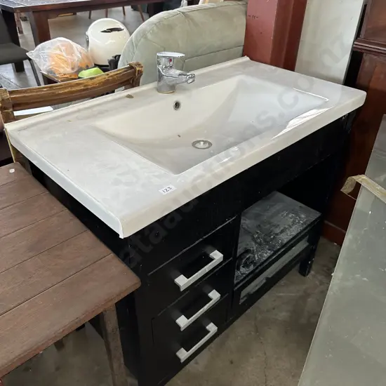 Free standing vanity