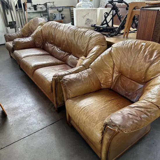 Well used Leather suite inc foot rest