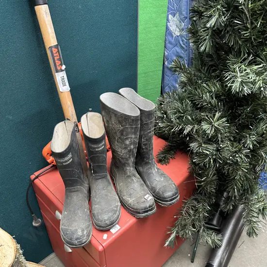 Xmas tree, hedger, gumboots,