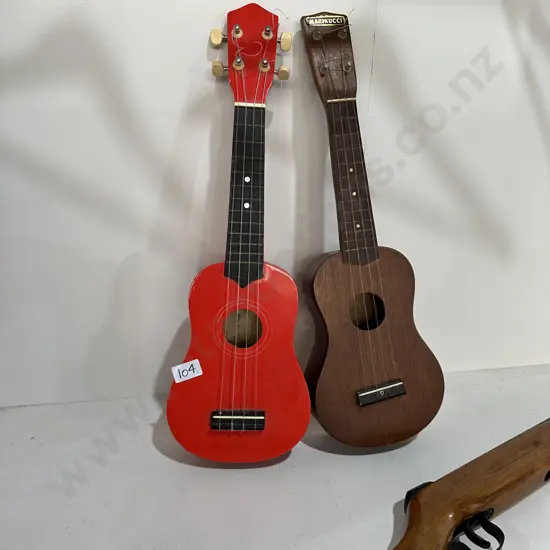 2 x Ukulele