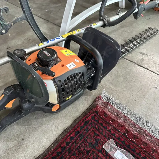 Petrol hedge trimmer