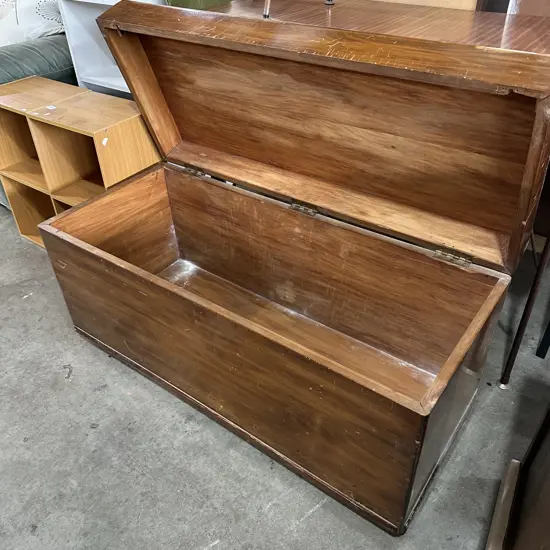 Solid blanket box