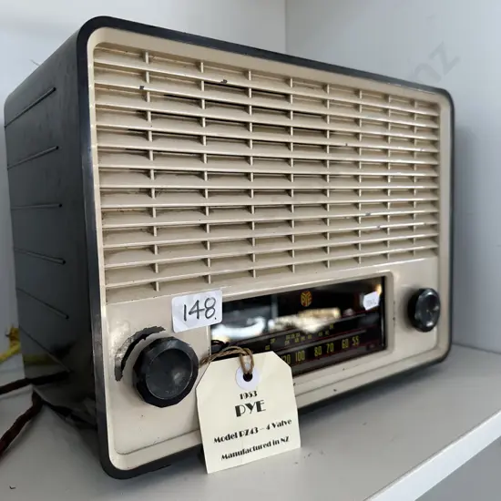 1953 PYE Bakelite radio