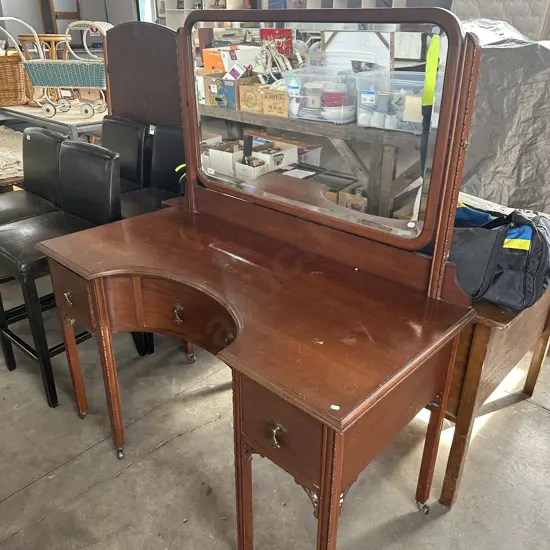 Solid dressing table