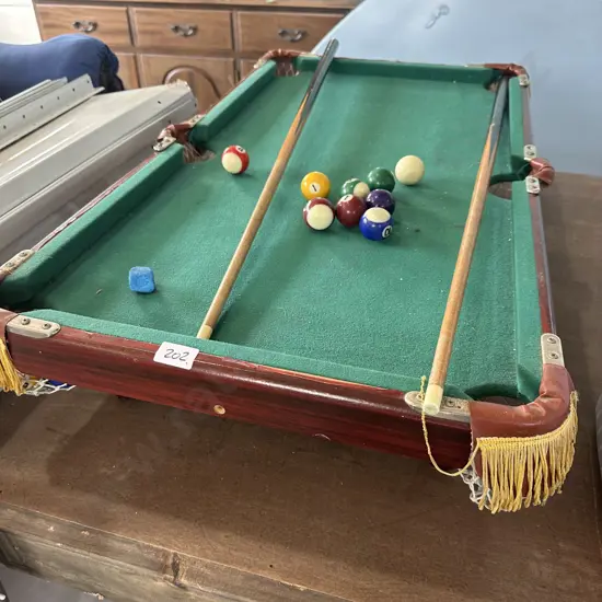 Mini pool table