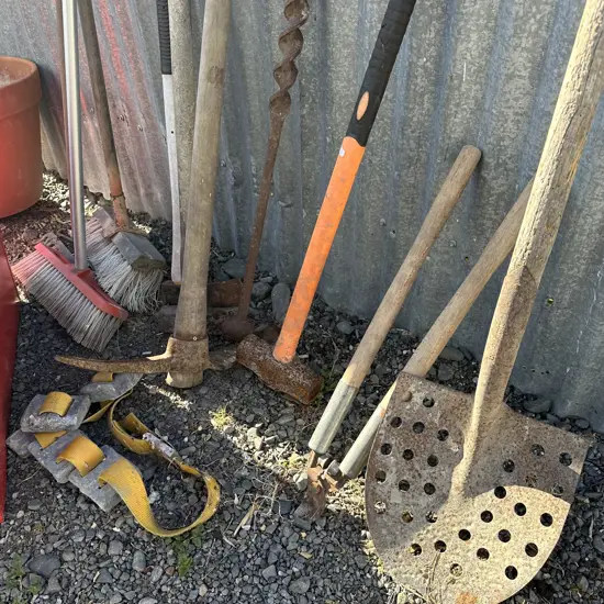 Asst tools and dive belt