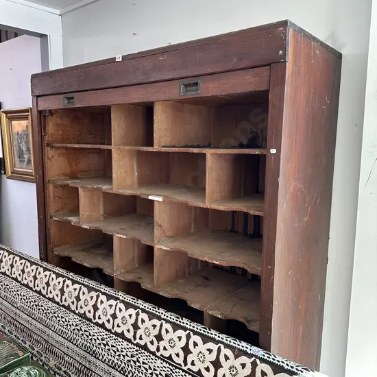 Colonial roll front pigeon hole unit