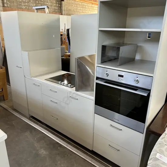 Kitchen with Oven, hob and rangehood (2 photos)