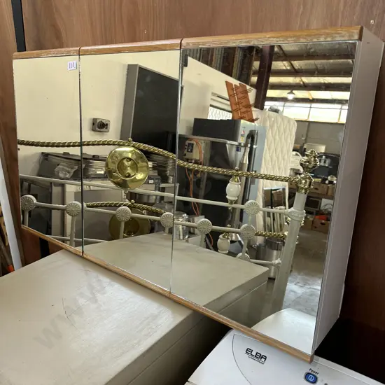 Mirror cabinet