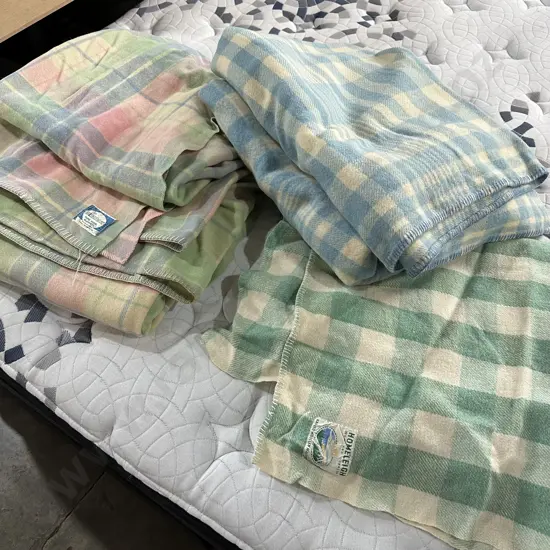 5 x woolen blankets