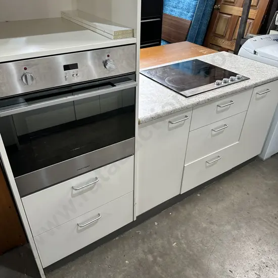 Tidy kitchen & oven, hob and rangehood