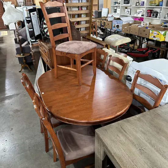 Very tidy table and 6 chairs