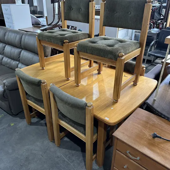 Extendable table and 6 chairs