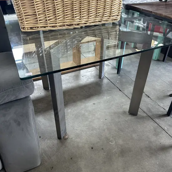 Glass top, metal base table 1000 x 1000