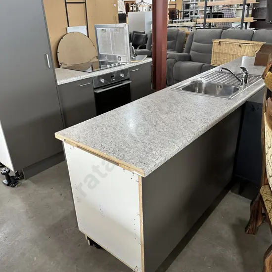 Very tidy kitchen with appliances - must be collected Tuesday