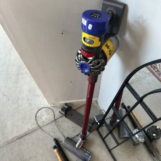 Dyson V7 working  (has small broken clip)