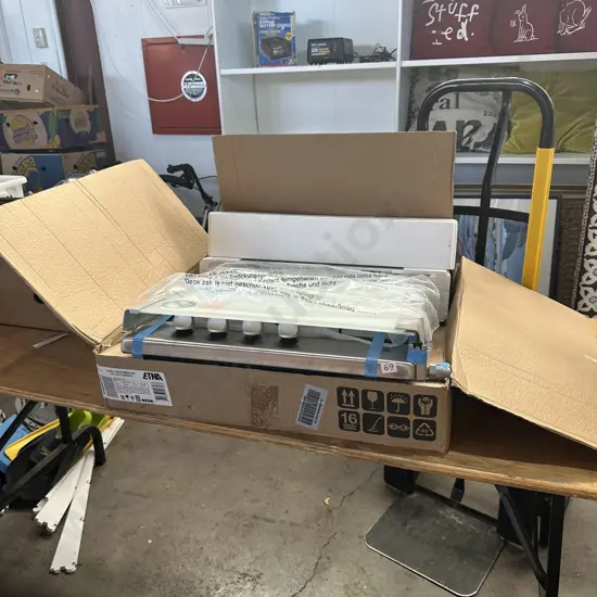 New gas hob with splash back