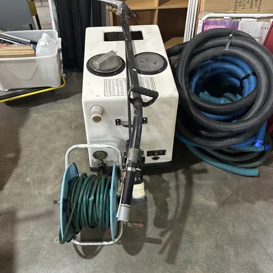 Commercial carpet cleaning system- works (2 pics)