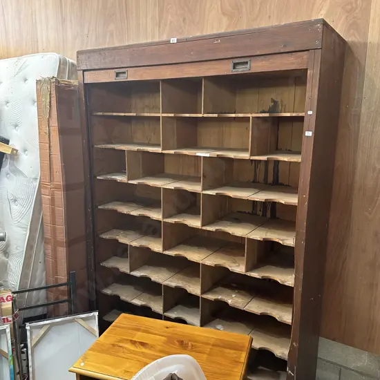 Colonial roll front pigeon hole unit