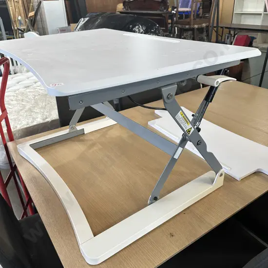 Raising desk platform