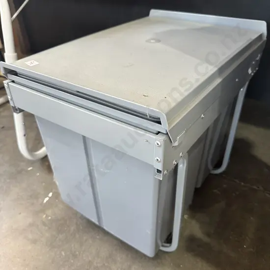 Underbench rubbish bin