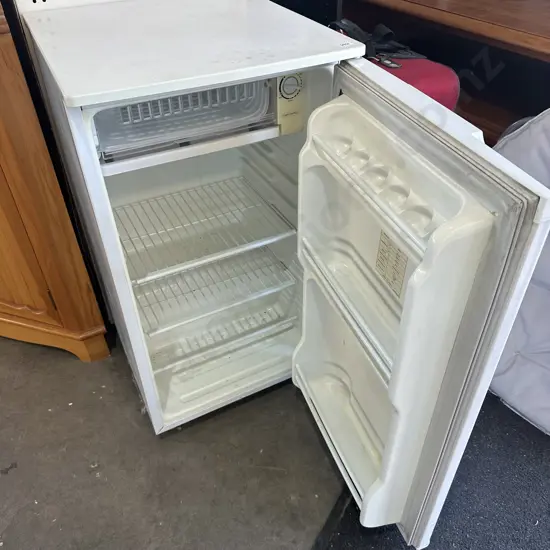Underbench fridge
