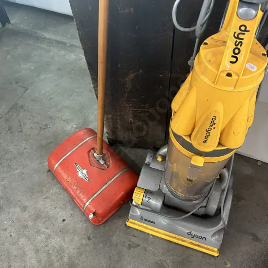 Vacuum cleaner and floor sweep