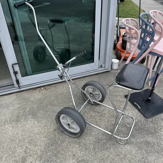 Golf trundler (seat is loose)