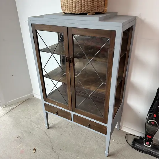 Display cabinet missing side glass