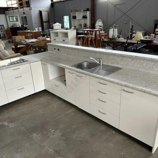 Kitchen with hob (2pics)