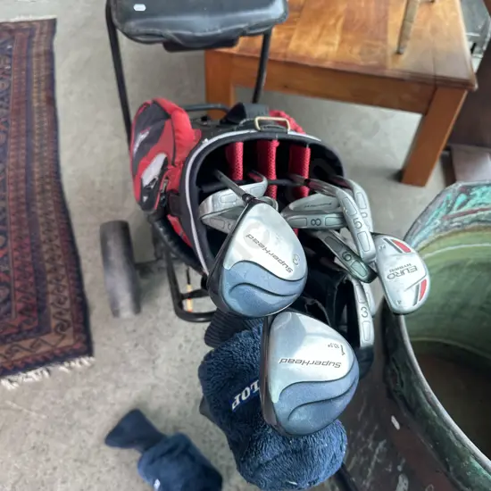 Set golf clubs and trundler