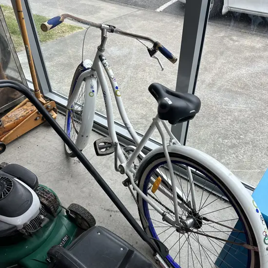 Cruiser style bike , works well but rusty handle bars
