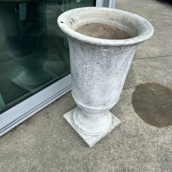 Large resin style planter (small hole)