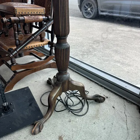 Colum claw and ball lamp