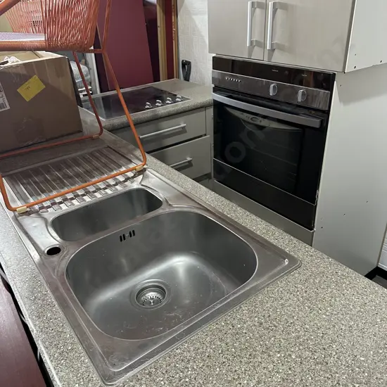 Tidy kitchen with oven, hob and dish drawer