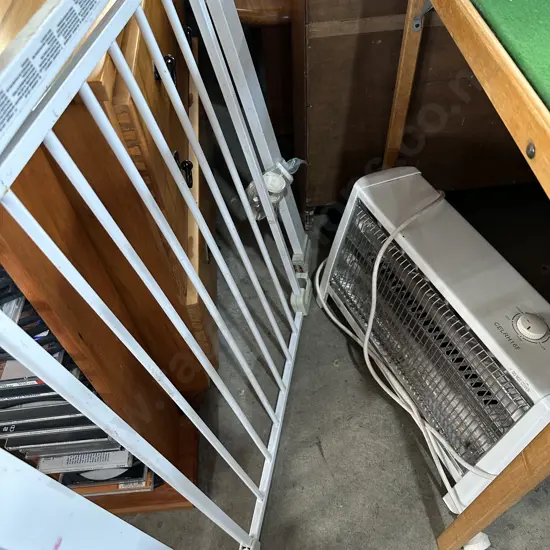 Kiddy gate and heater