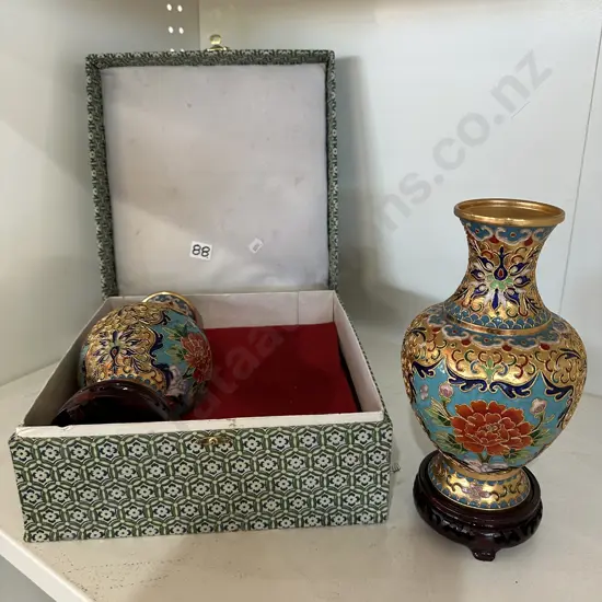Pr decorative vases