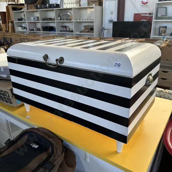 "Magpies" supporters trunk