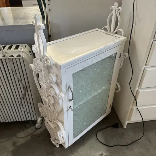 Lockable rolling cabinet